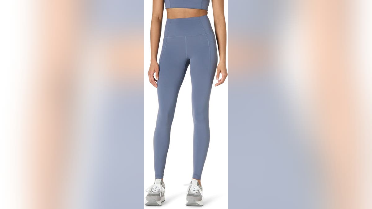 These leggings come with side pockets.