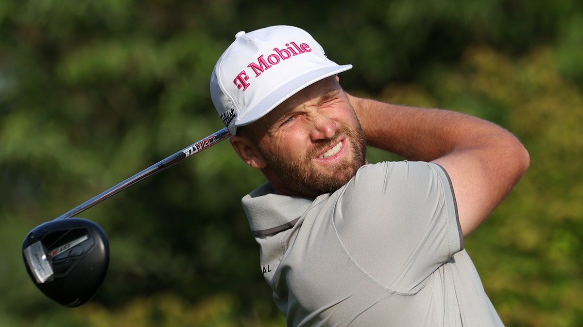 Wyndham Clark swings