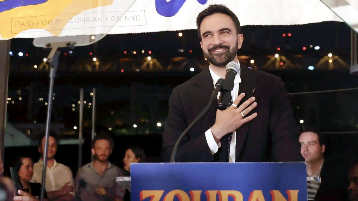 O candidato a prefeito democrata Johran Mamdani subiu ao palco em seu partido eleitoral primário em Nova York na quarta -feira, 25 de junho de 2025.