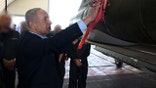 Netanyahu touches aircraft at airbase