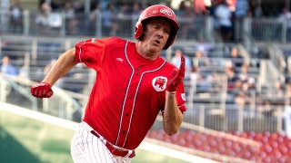El senador Eric muestra el guante con el que realizó la espectacular atrapada en el Partido de Béisbol del Congreso que se hizo viral