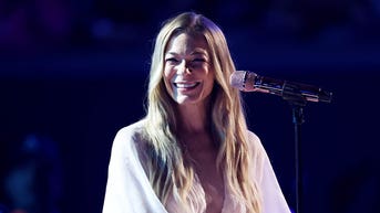 Grammy winner's teeth fall out during performance forcing mid-song confession - Fox News