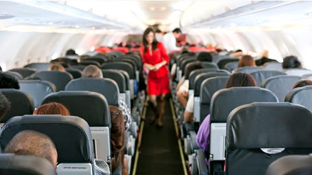 Flight attendant demands passenger spit out Zyn, leaving travelers confused about policies