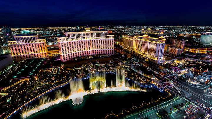 Panoramic view of the Las Vegas Strip ‌at night with the Bellagio fountains.