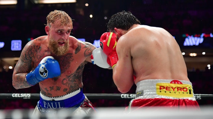 Jake Paul moves in for a hit against julio⁢ Cesar Chavez Jr.