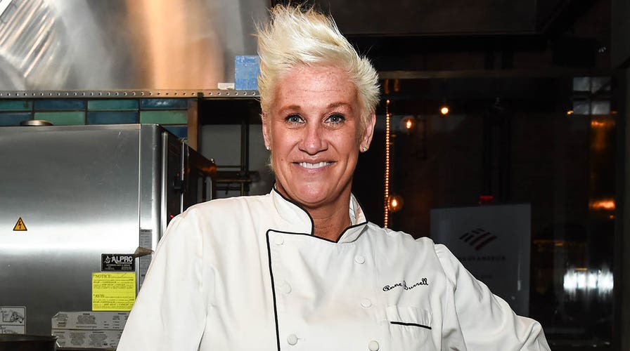 Food Network star Sandra Lee praises Bob Mackie at The Daily Front Row’s Eighth Annual Fashion Los Angeles Awards