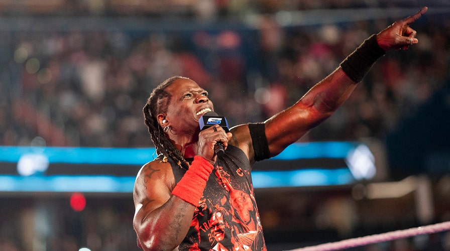 WrestleMania 41 fans launch into 'USA' chants after national anthem