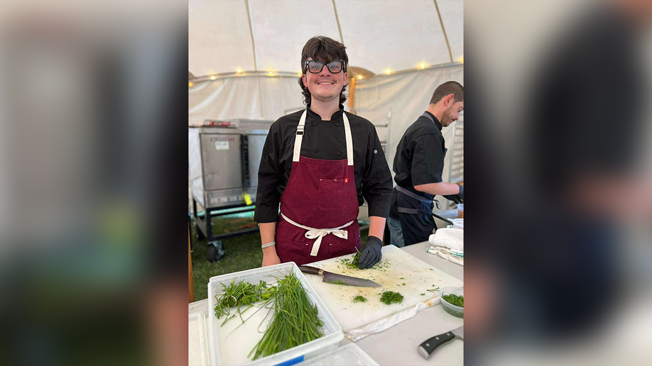 Aiden trabalhando em um evento de catering