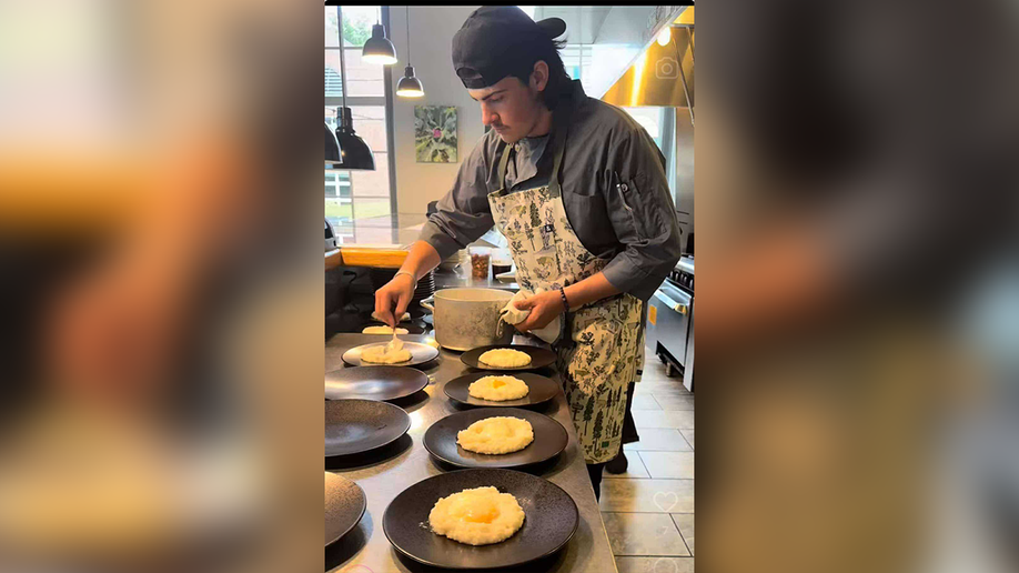 Aiden Sloan trabalhando no restaurante 
