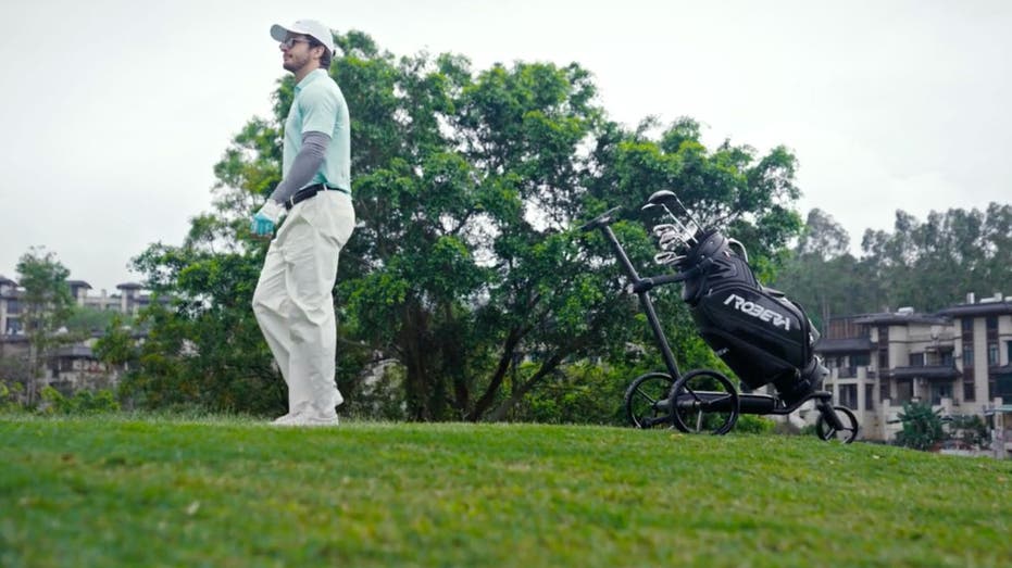 Effortless golf with AI smart caddie that follows you