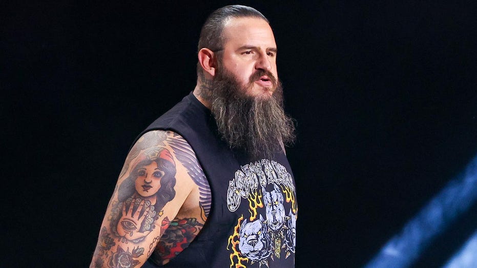 AEW star Brody King wears 'abolish ICE' shirt before match in Mexico