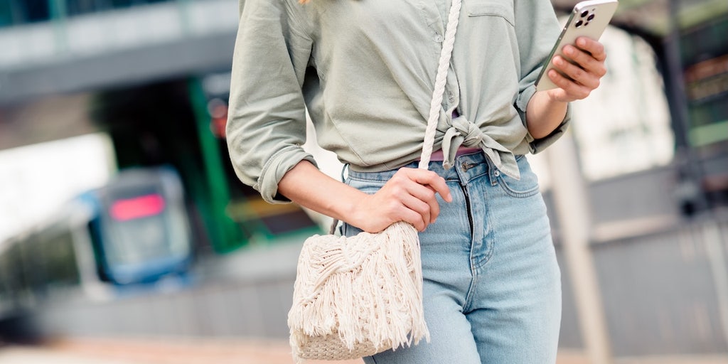 istock-crossbody-bag-