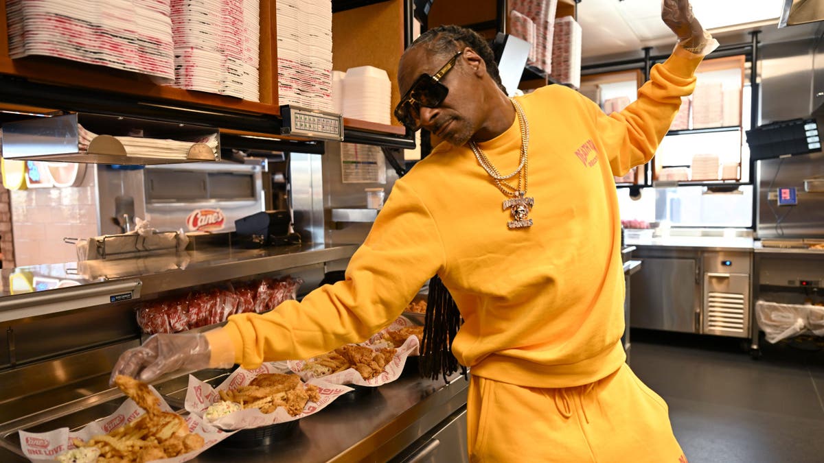 snoop dogg works the girll at raising cane's 