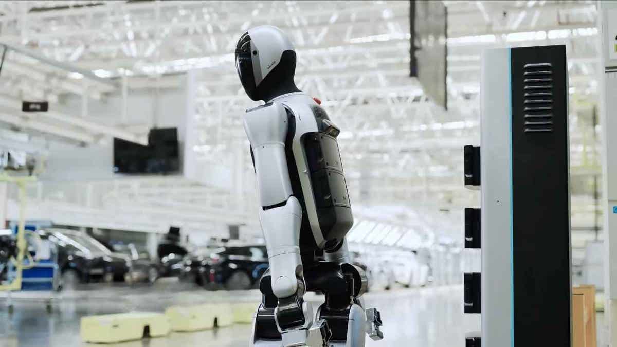 Humanoid robot swaps its own battery to work 24/7