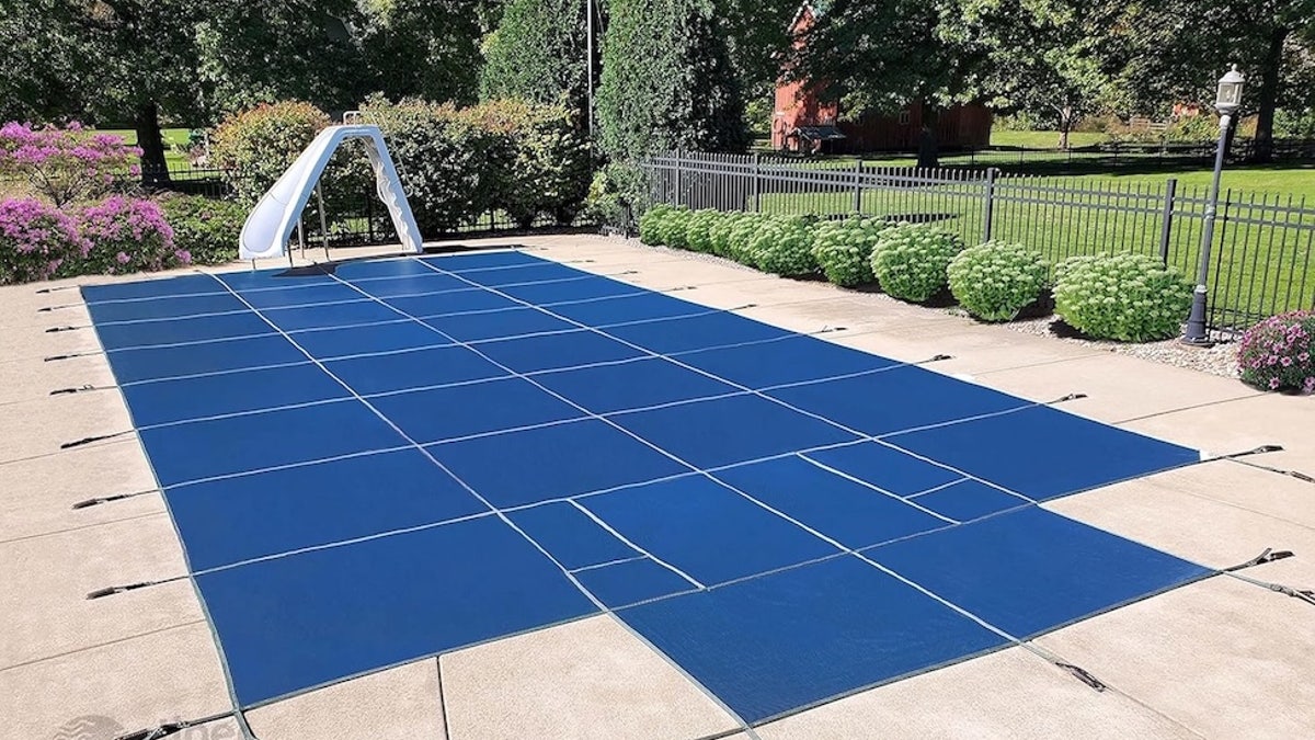 Esta cubierta de seguridad de malla está hecha para piscinas en el suelo y puede soportar hasta 660 libras.