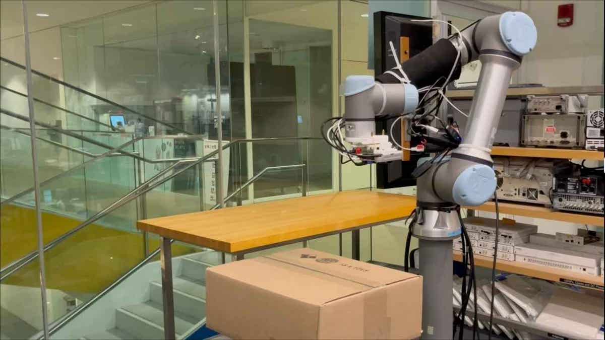 robot scans boxes 1