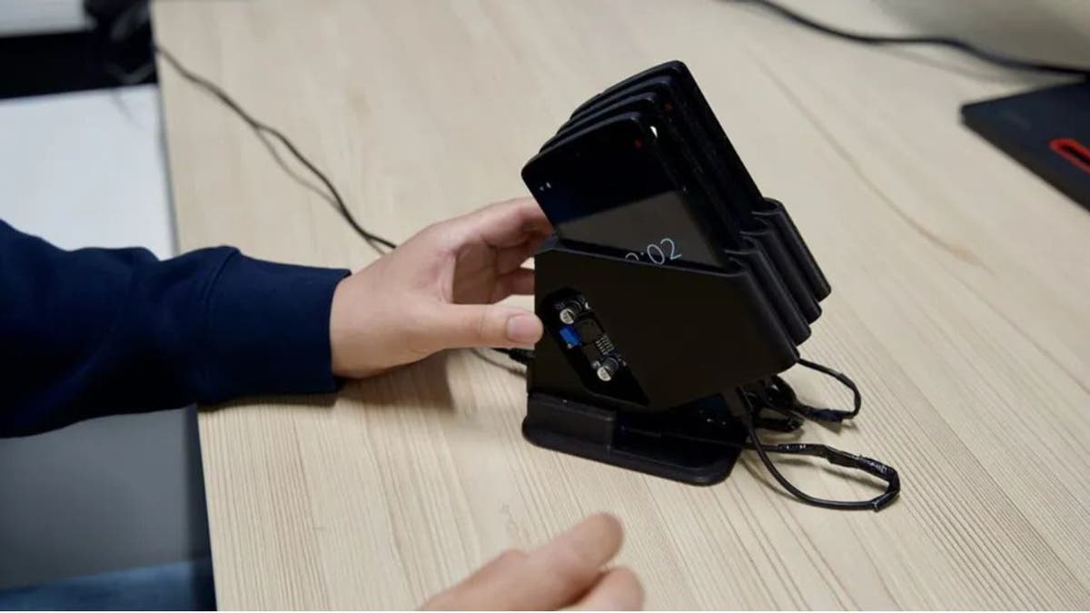 Old smartphones are turned into mini information centers.