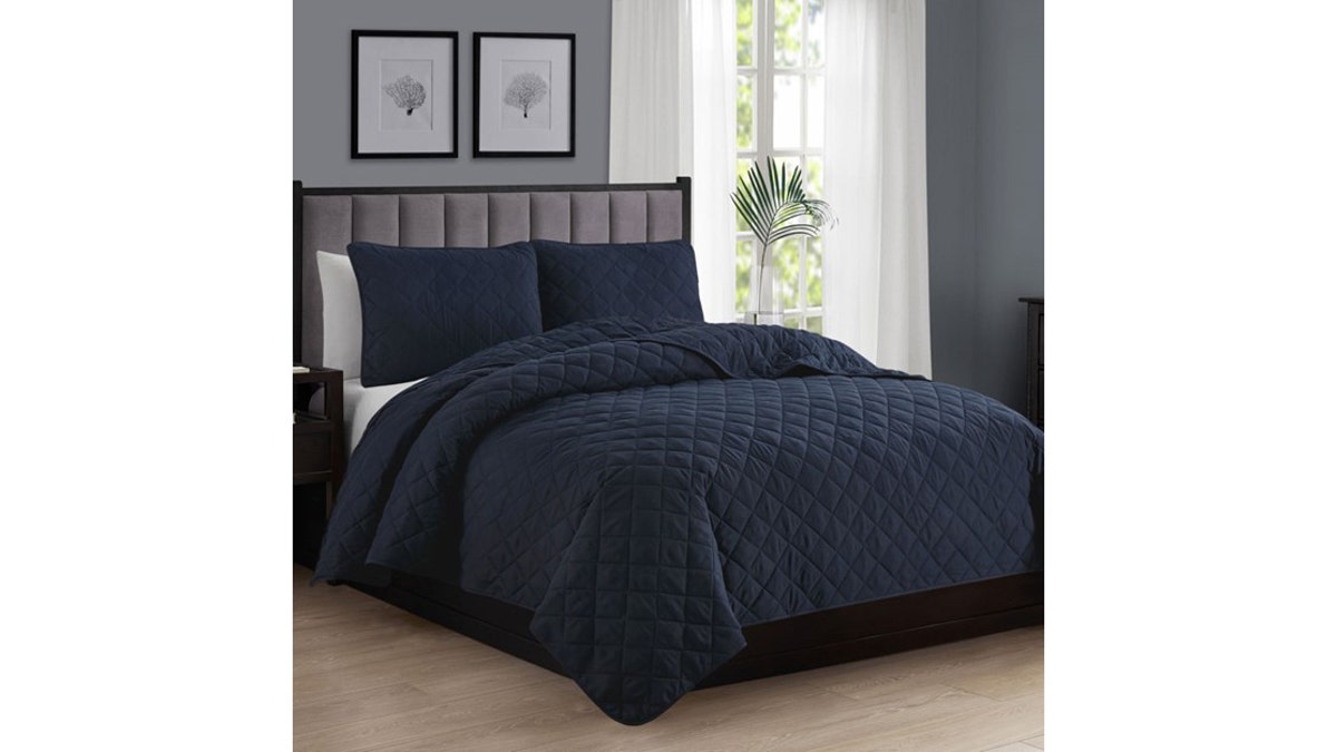 This lightweight quilt comes in a variety of colors.