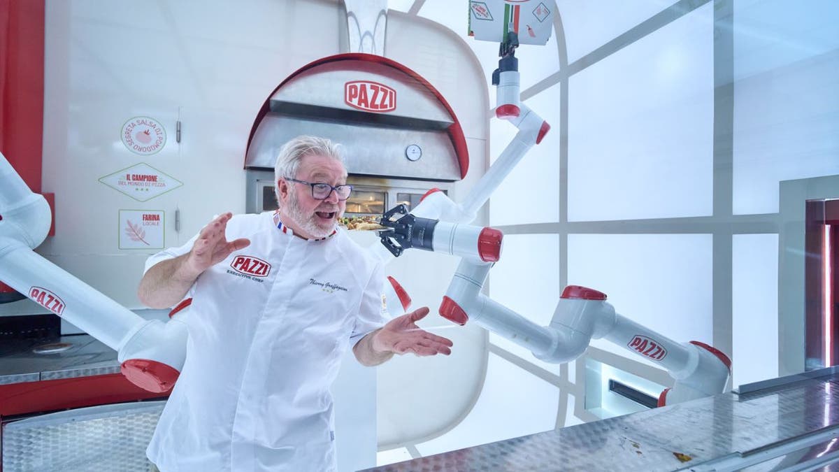 Pizza making robot 2