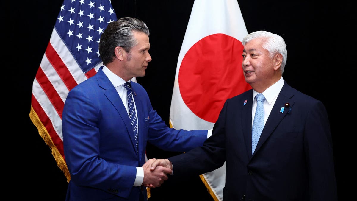 U.S. Defense Secretary Pete Hegseth and Japan's Defence Minister Gen Nakatani shake hands as they attend the IISS Shangri-La Dialogue security summit in Singapore, May 31, 2025. REUTERS/Edgar Su