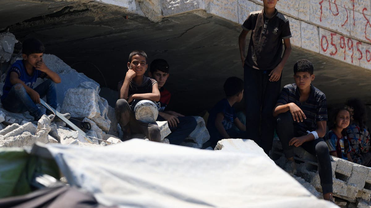 Palestinians waiting for food