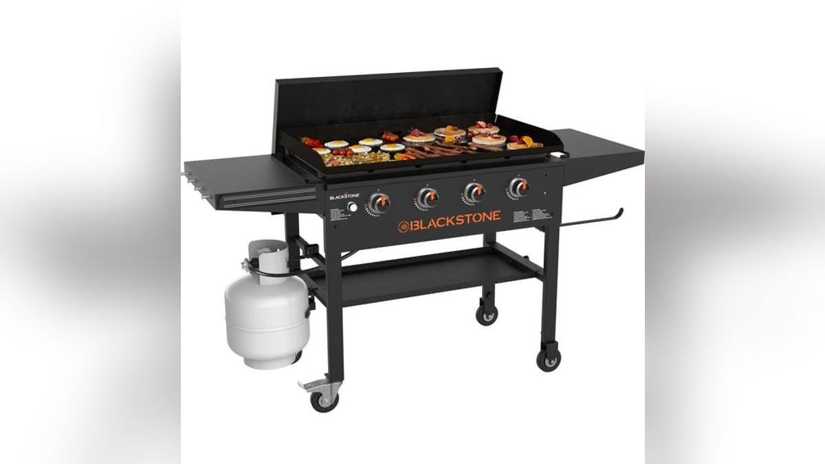 This flat top grill has a large cooking surface and is perfect for preparing several dishes simultaneously.