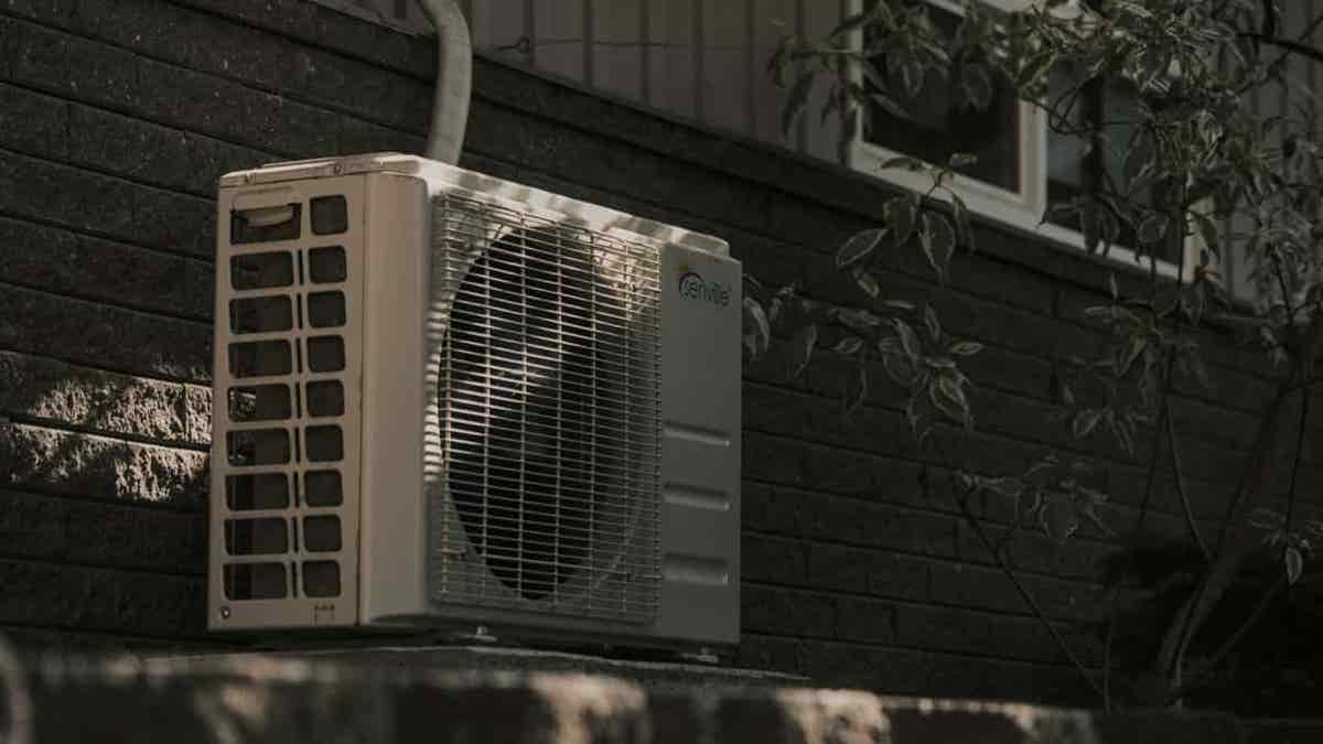 Air conditioner outdoor unit  (Kurt "CyberGuy" Knutsson) 