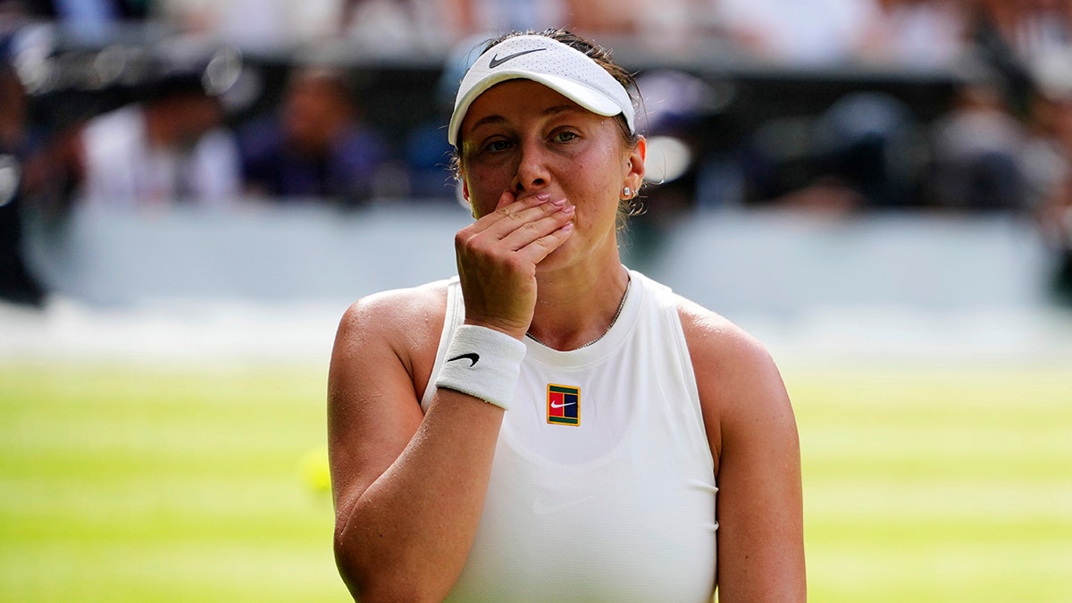 Amanda Anisimova reacts