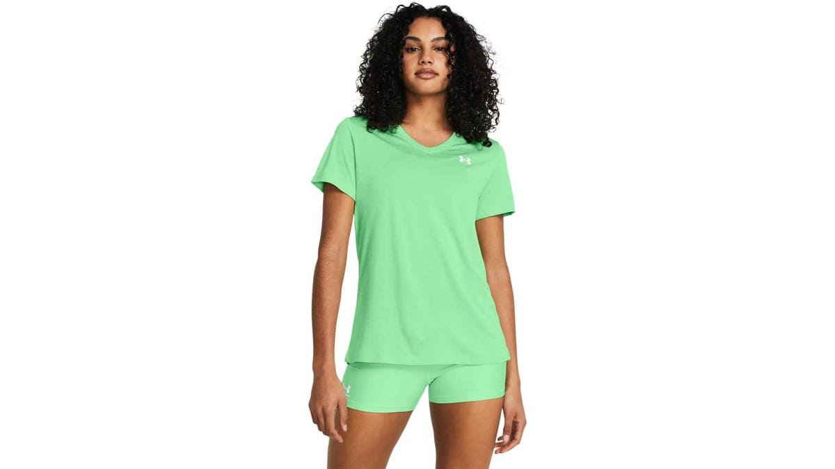 Stay comfortable in this Under Armour shirt.
