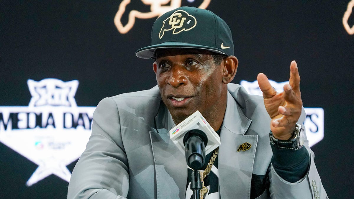 Dion Sanders przemawia do mediów