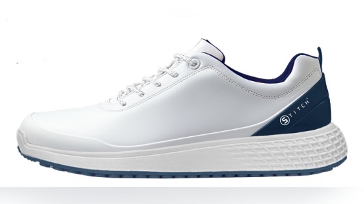 This hybrid golf shoe combines spikeless performance, waterproof construction and a refined look with leather detailing.