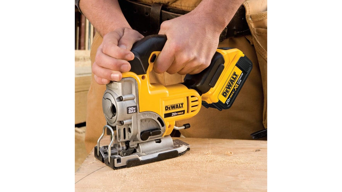 Cut the wood into various shapes and sizes with a serrated saw. 