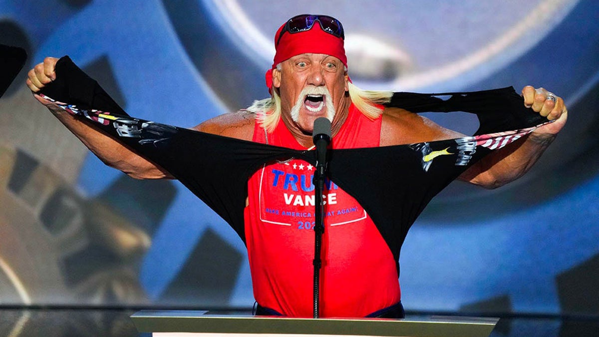 Hulk Hogan rips shirt at RNC