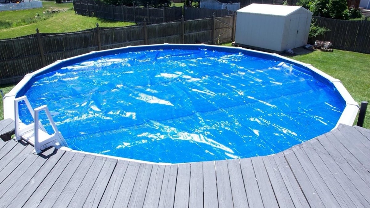 Esta cubierta solar de edad espacial presenta tecnología de burbujas de resina de doble cara que absorbe los rayos y atrapa el calor en la piscina.