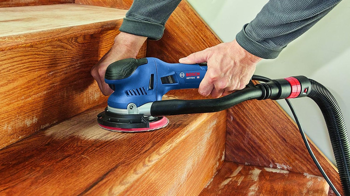 Hook up this high-end sander to a vacuum to easily collect dust.