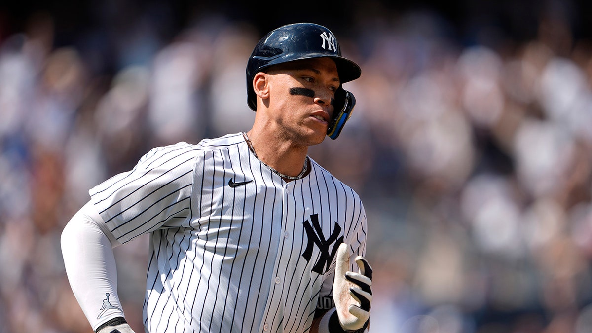 Aaron Judge rounds the bases
