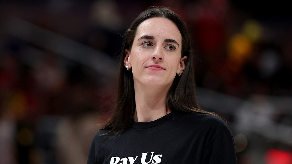 Caitlin Clark obserwuje w sądzie