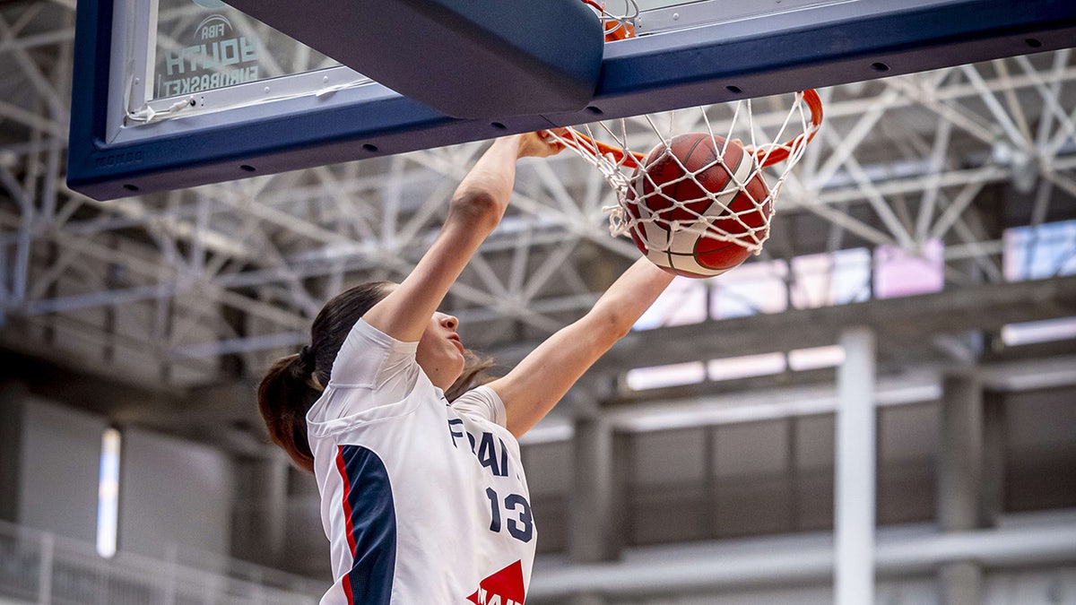 Alicia Tournebize dunks