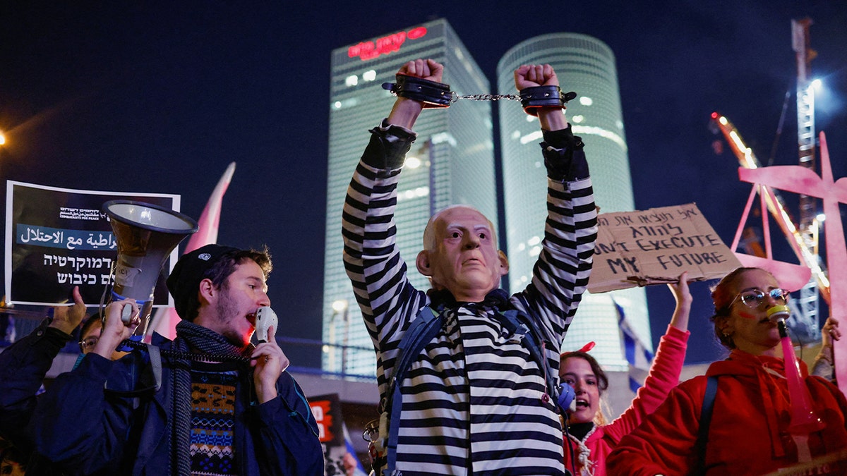 Protesters decry Netanyahu's judicial reforms
