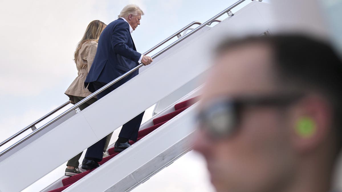 President Trump and first lady on AF One stairs