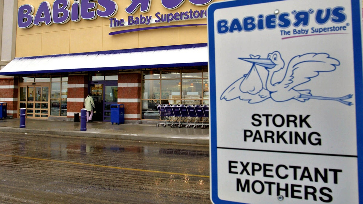 Foto de arquivo de bebês R Us Expectant Mothers Parking