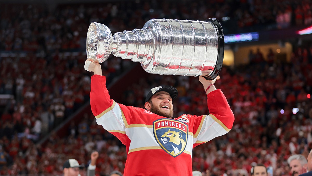 Sasha Barkov lifting Cup