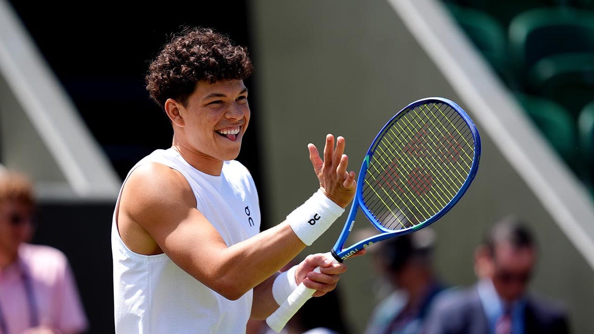 Ben Shelton takes 1 minute to defeat opponent at Wimbledon after match was suspended due to darkness