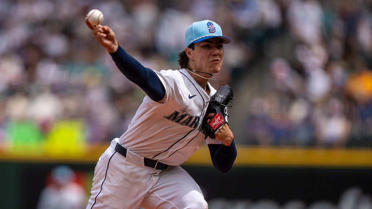 Bryan Woo pitches