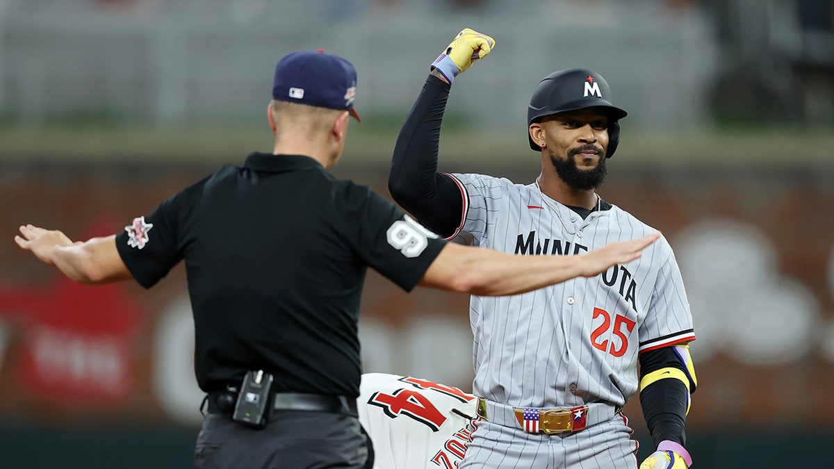 Beron Boxston berinteraksi selama game MLB