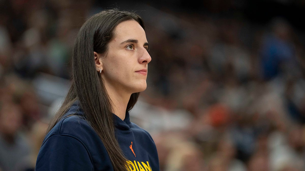 caitlin clark benched