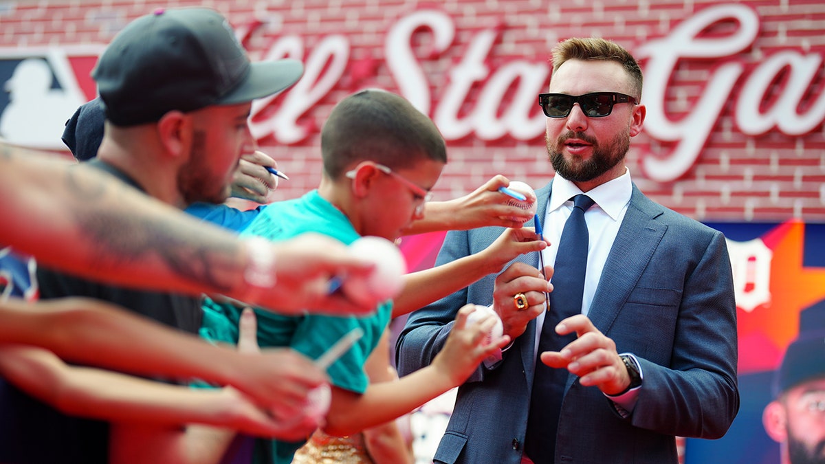 Cal Raleigh interacts with fans