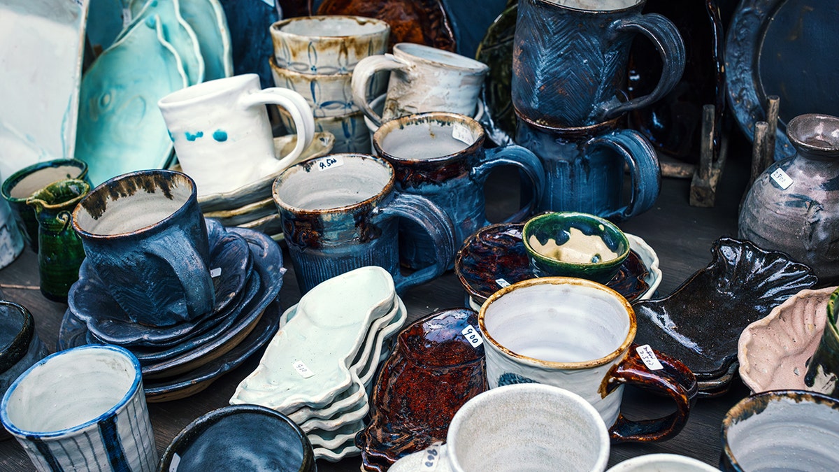 二手商品市场展位中展示的陶瓷元素的烟雾