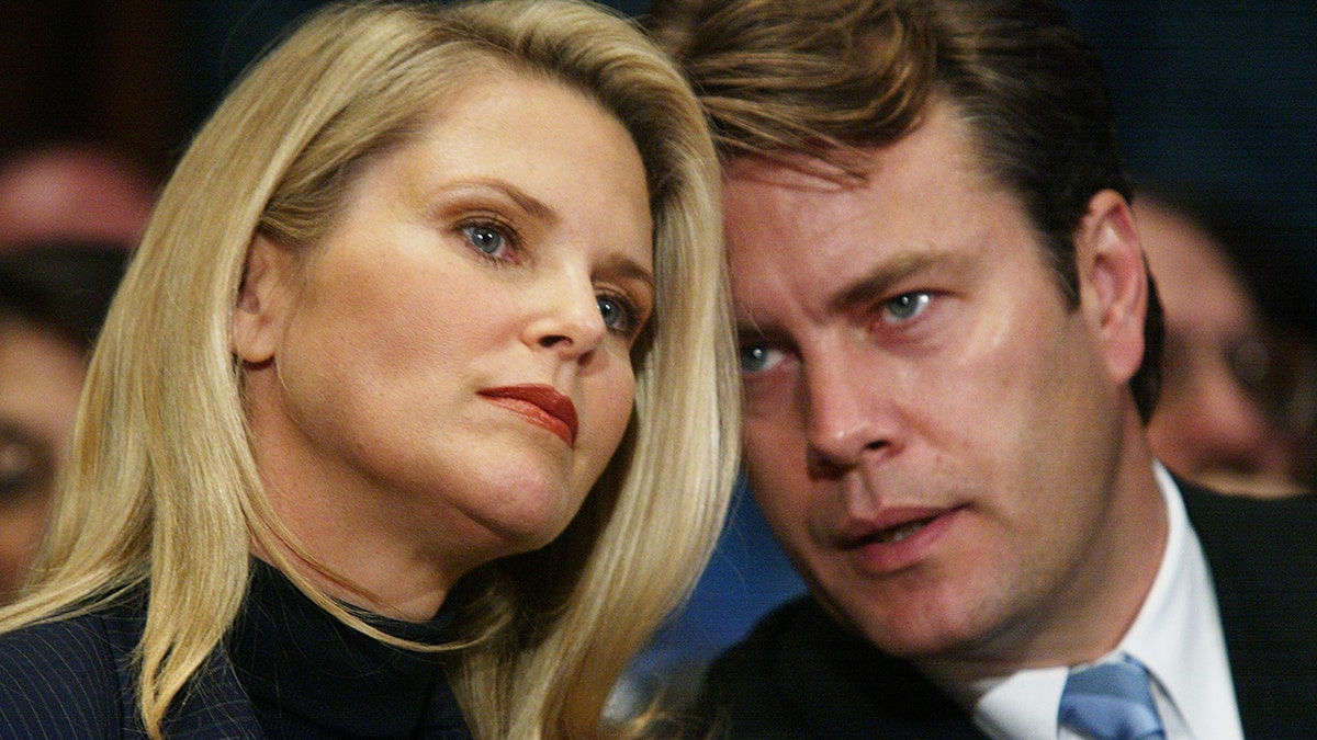 Christie Brinkley se ve serio mientras Jack Cook intenta hablar con ella.