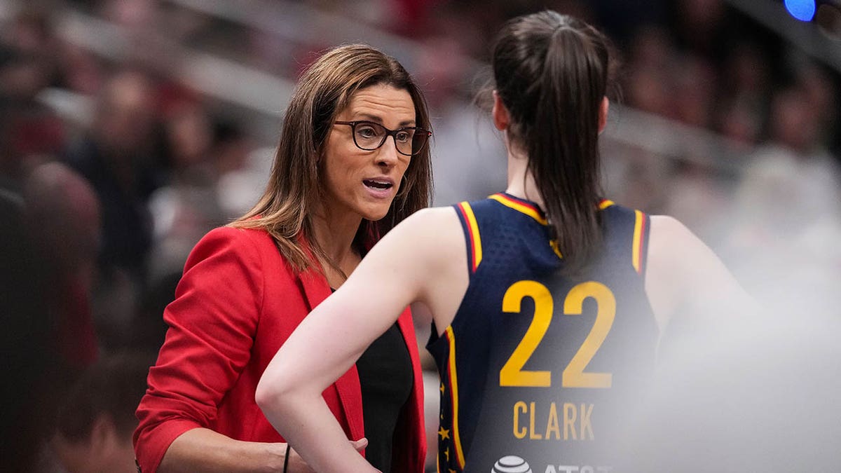 Stephanie White talks to Caitlin Clark